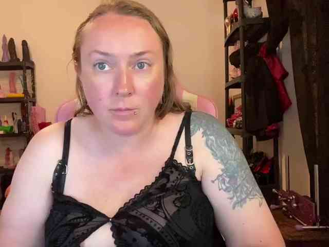 NylonQueen webcam