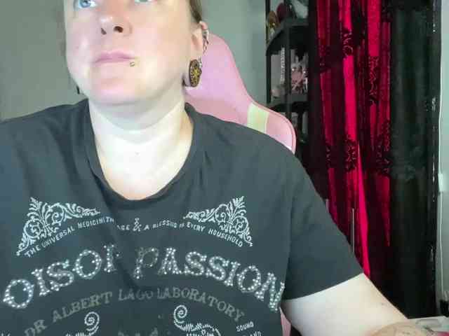 NylonQueen webcam
