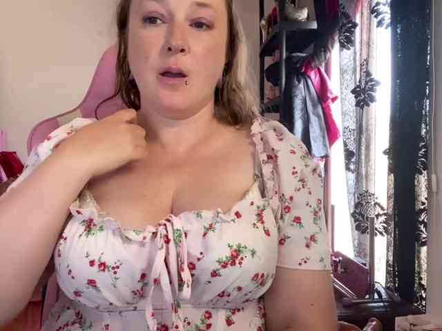 NylonQueen webcam