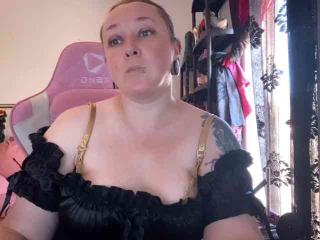 NylonQueen webcam