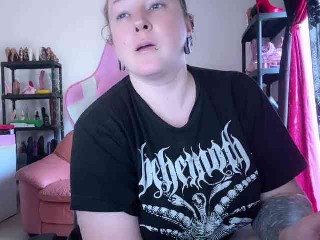 NylonQueen webcam