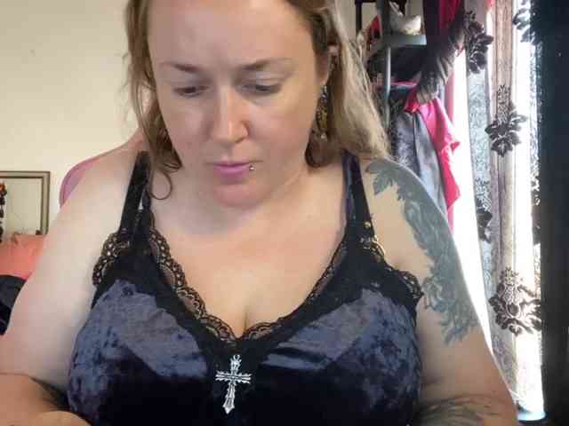 NylonQueen webcam