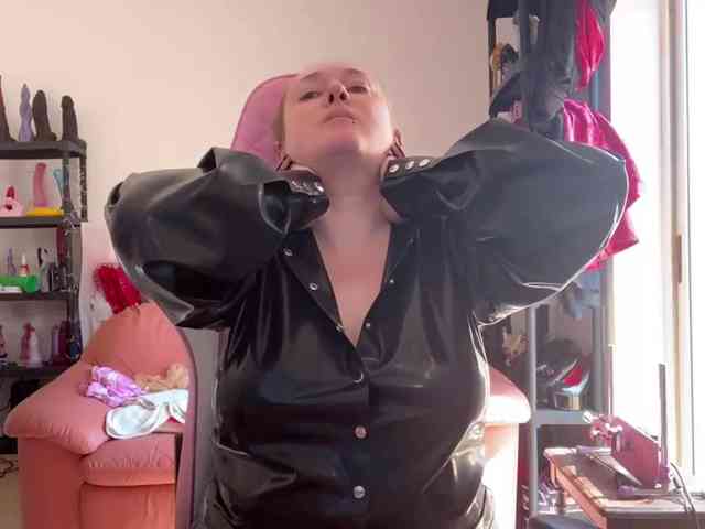 NylonQueen webcam