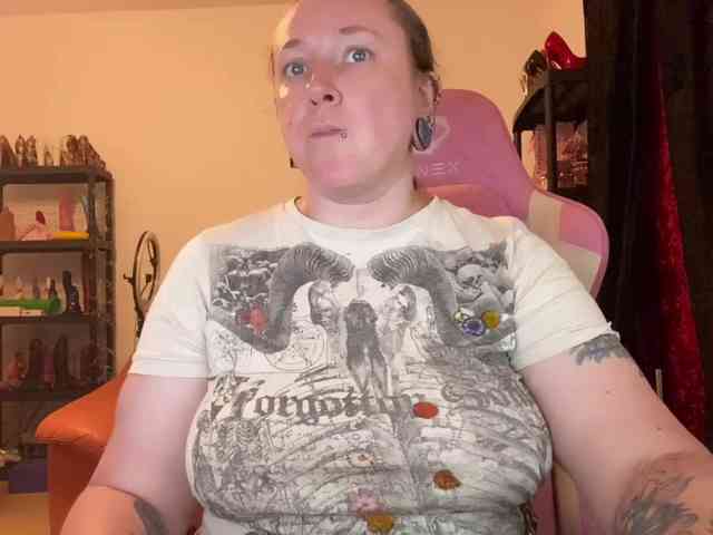 NylonQueen webcam