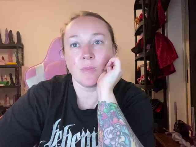 NylonQueen webcam