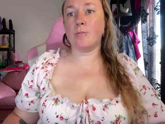 NylonQueen webcam
