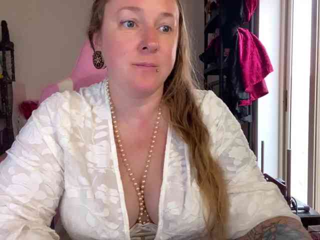 NylonQueen webcam