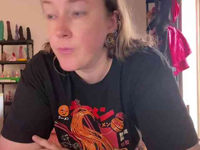 NylonQueen webcam