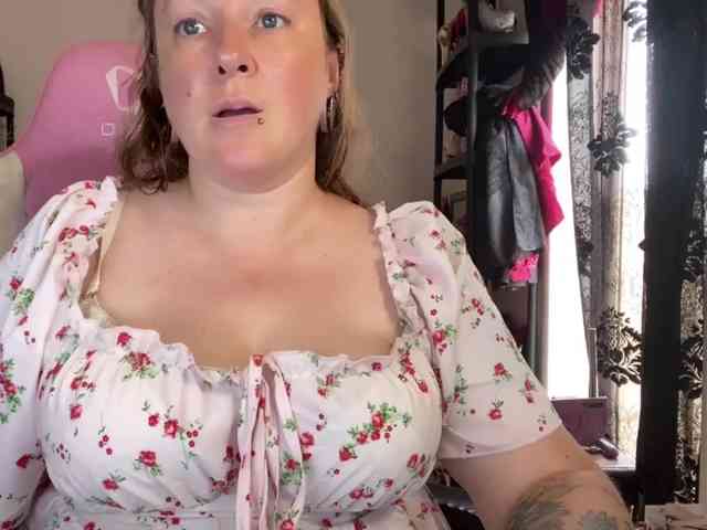 NylonQueen webcam