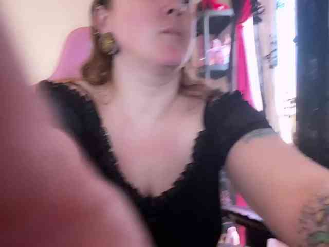 NylonQueen webcam
