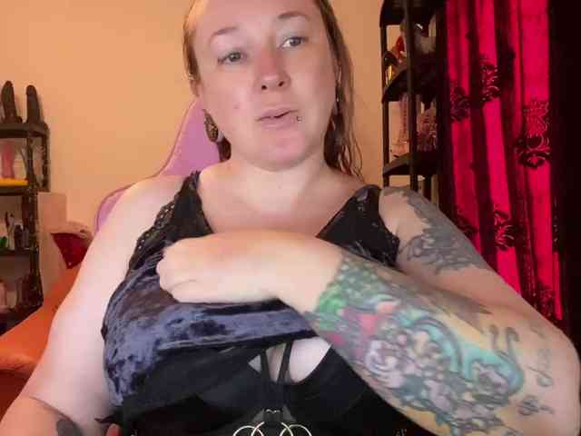 NylonQueen webcam