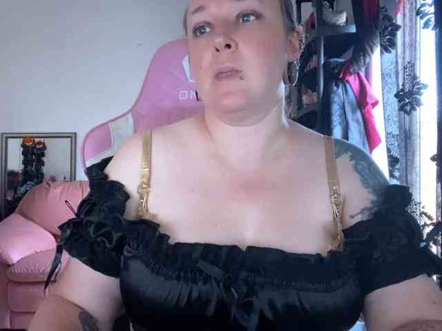 NylonQueen webcam