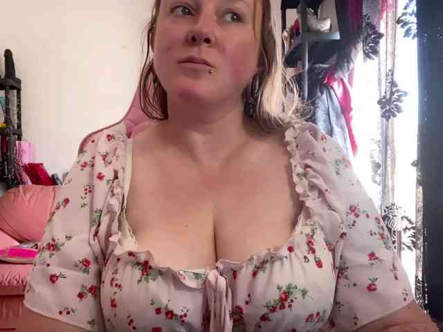 NylonQueen webcam