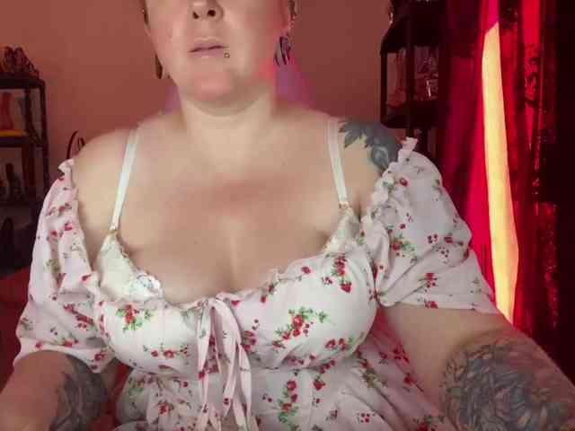 NylonQueen webcam