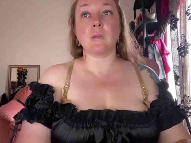 NylonQueen webcam