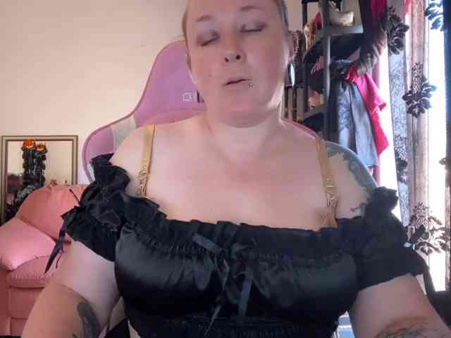 NylonQueen webcam