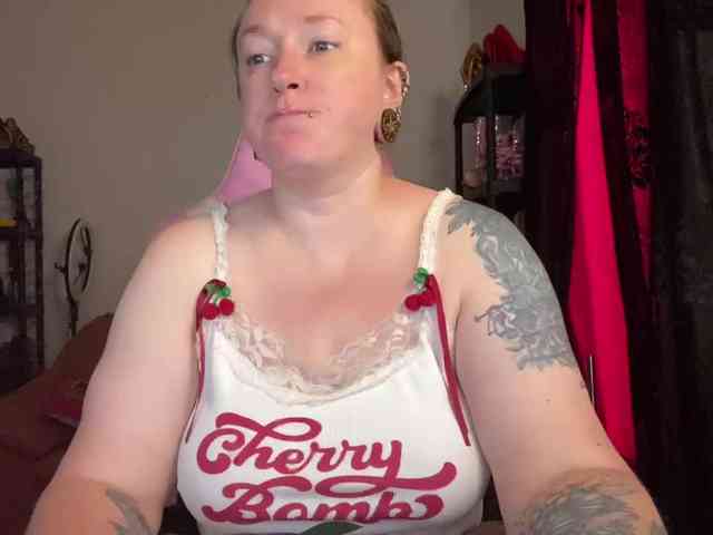 NylonQueen webcam