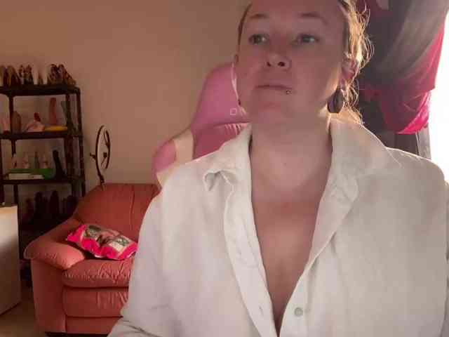 NylonQueen webcam