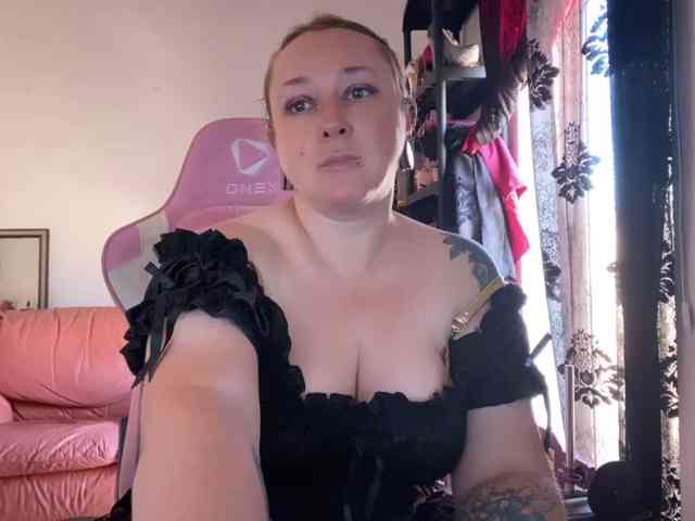 NylonQueen webcam