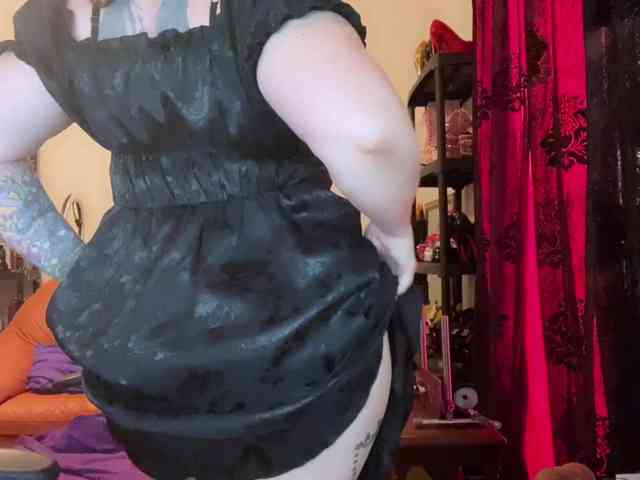 NylonQueen webcam