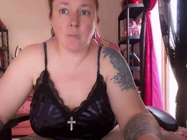 NylonQueen webcam