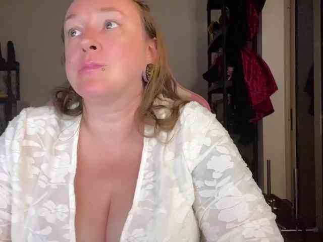 NylonQueen webcam
