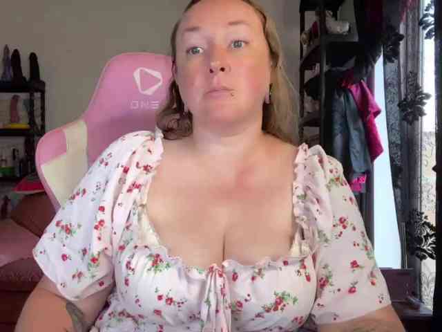 NylonQueen webcam
