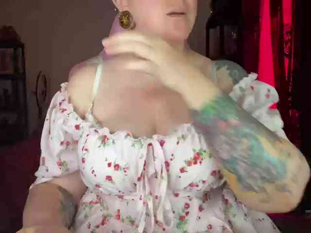 NylonQueen webcam