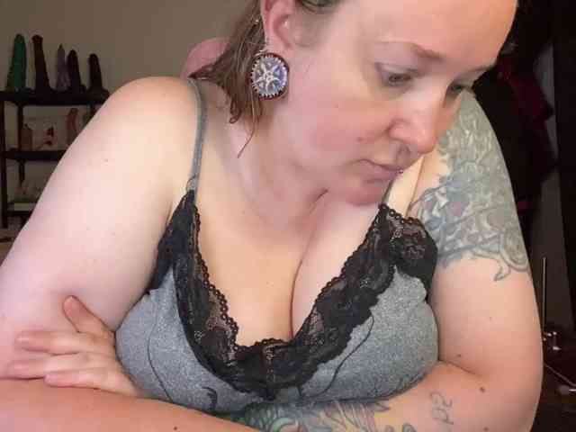 NylonQueen webcam