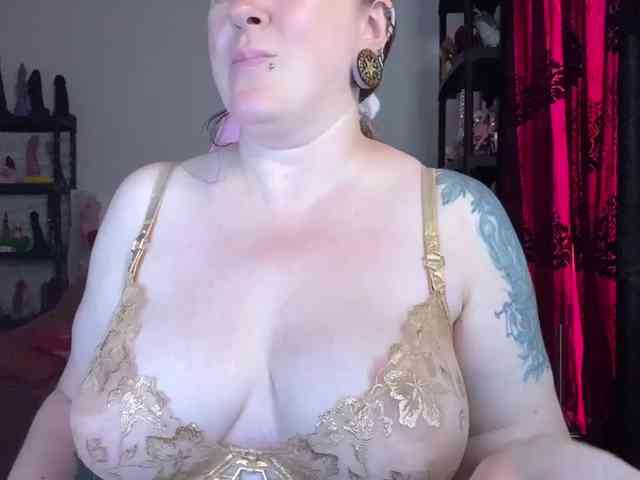 NylonQueen webcam