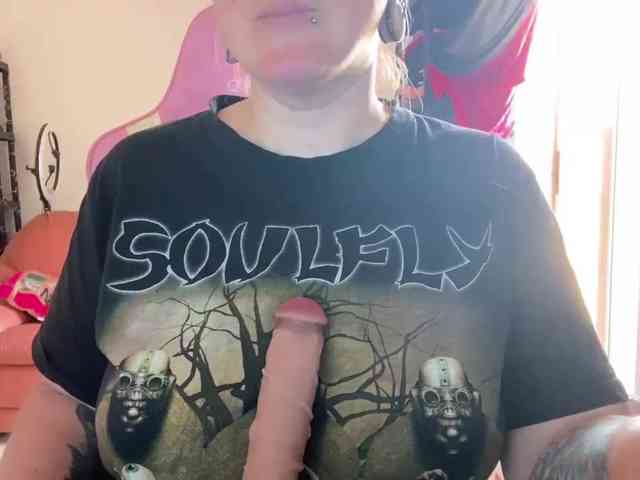 NylonQueen webcam