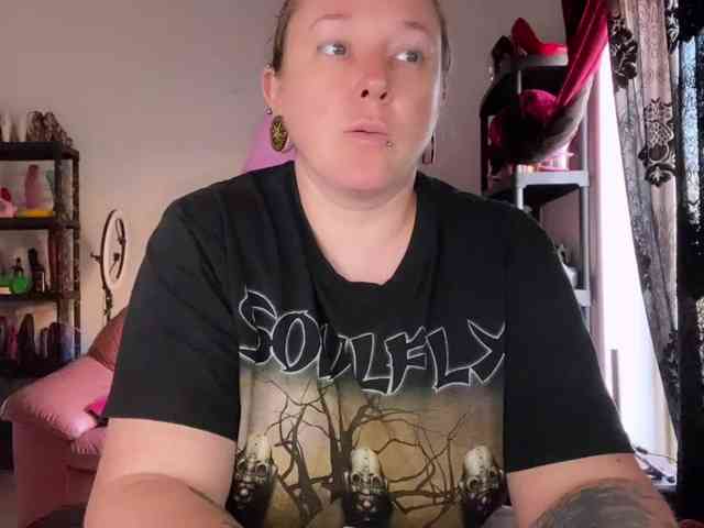 NylonQueen webcam