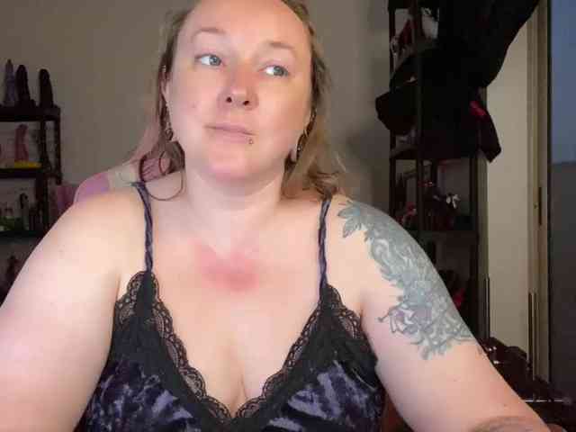 NylonQueen webcam