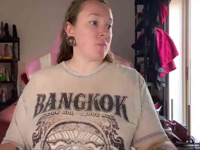 NylonQueen webcam