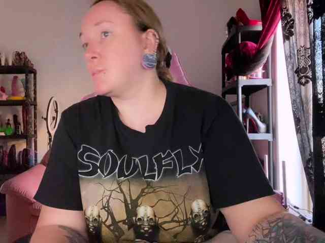 NylonQueen webcam