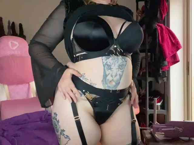 NylonQueen webcam