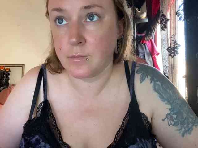 NylonQueen's webcam live show