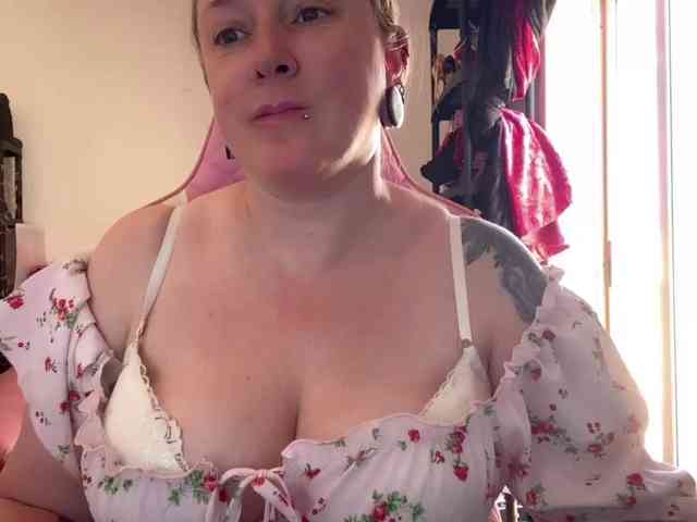 NylonQueen webcam