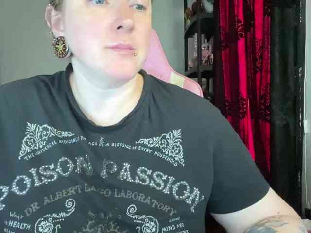 NylonQueen webcam