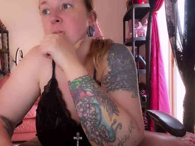 NylonQueen webcam