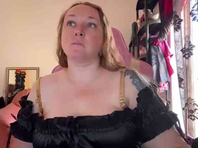 NylonQueen webcam