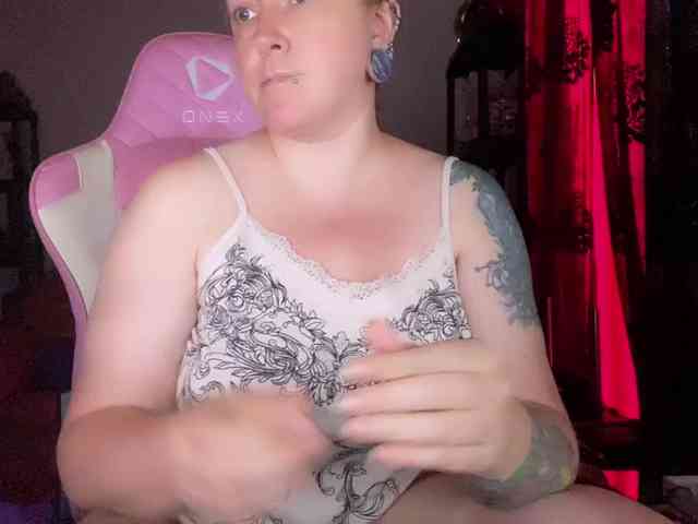 NylonQueen webcam
