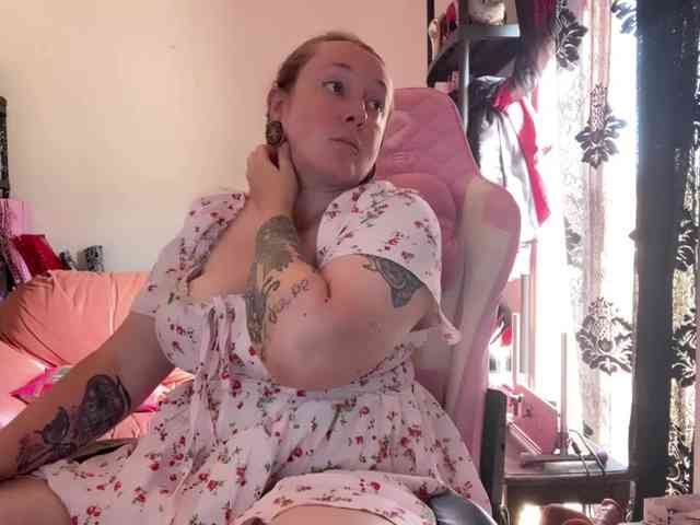 NylonQueen webcam