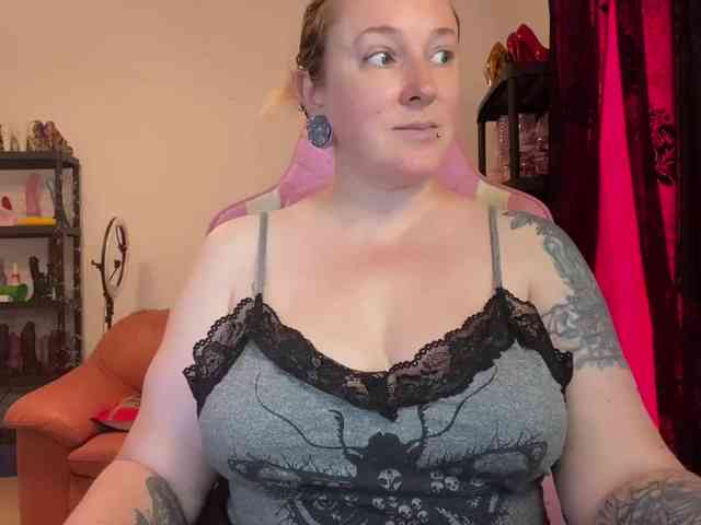 NylonQueen webcam