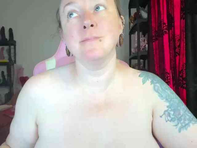 NylonQueen webcam