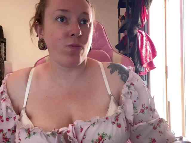 NylonQueen webcam