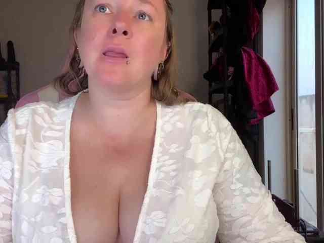 NylonQueen webcam