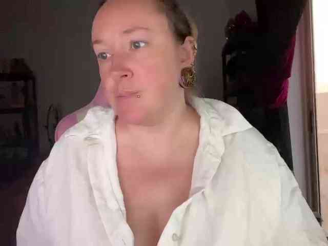 NylonQueen webcam