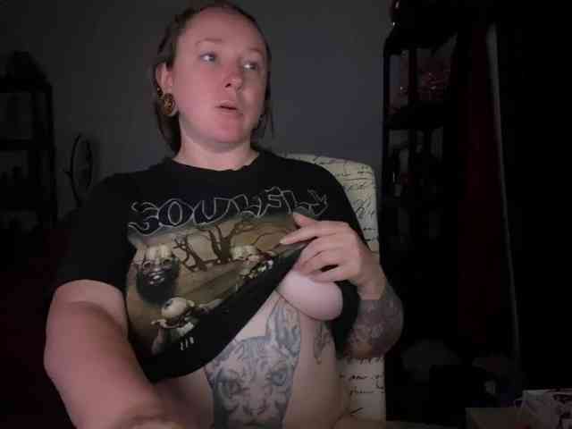 NylonQueen webcam