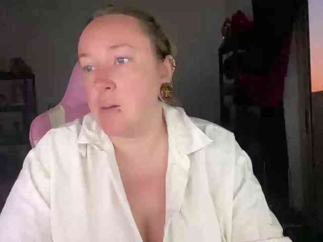 NylonQueen webcam